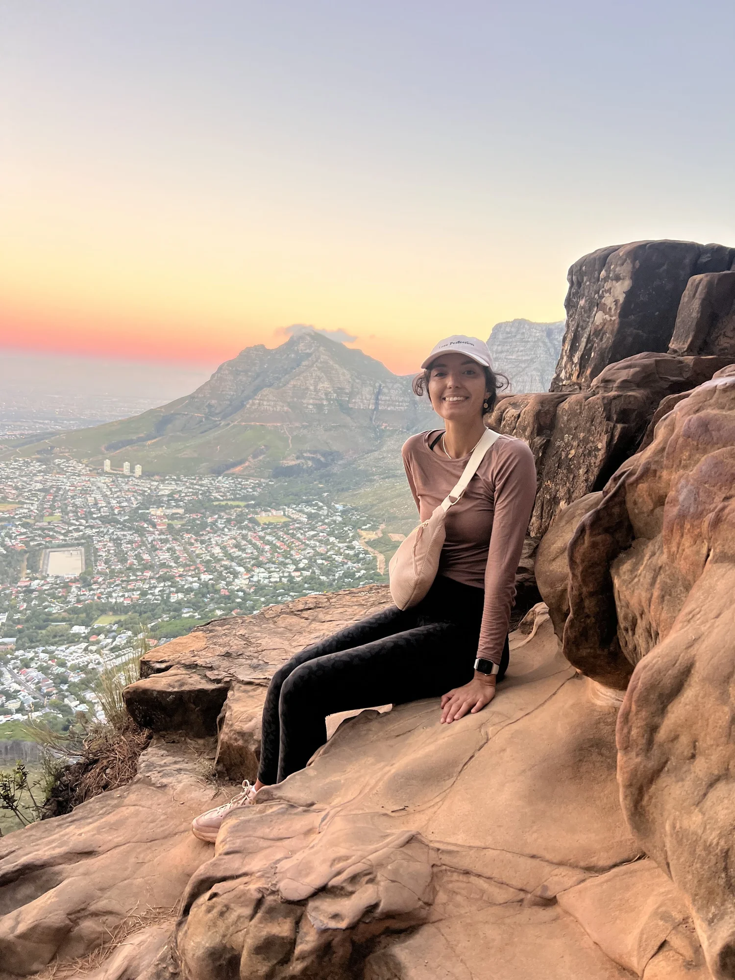 Sophia Hiad au lever du soleil en montagne