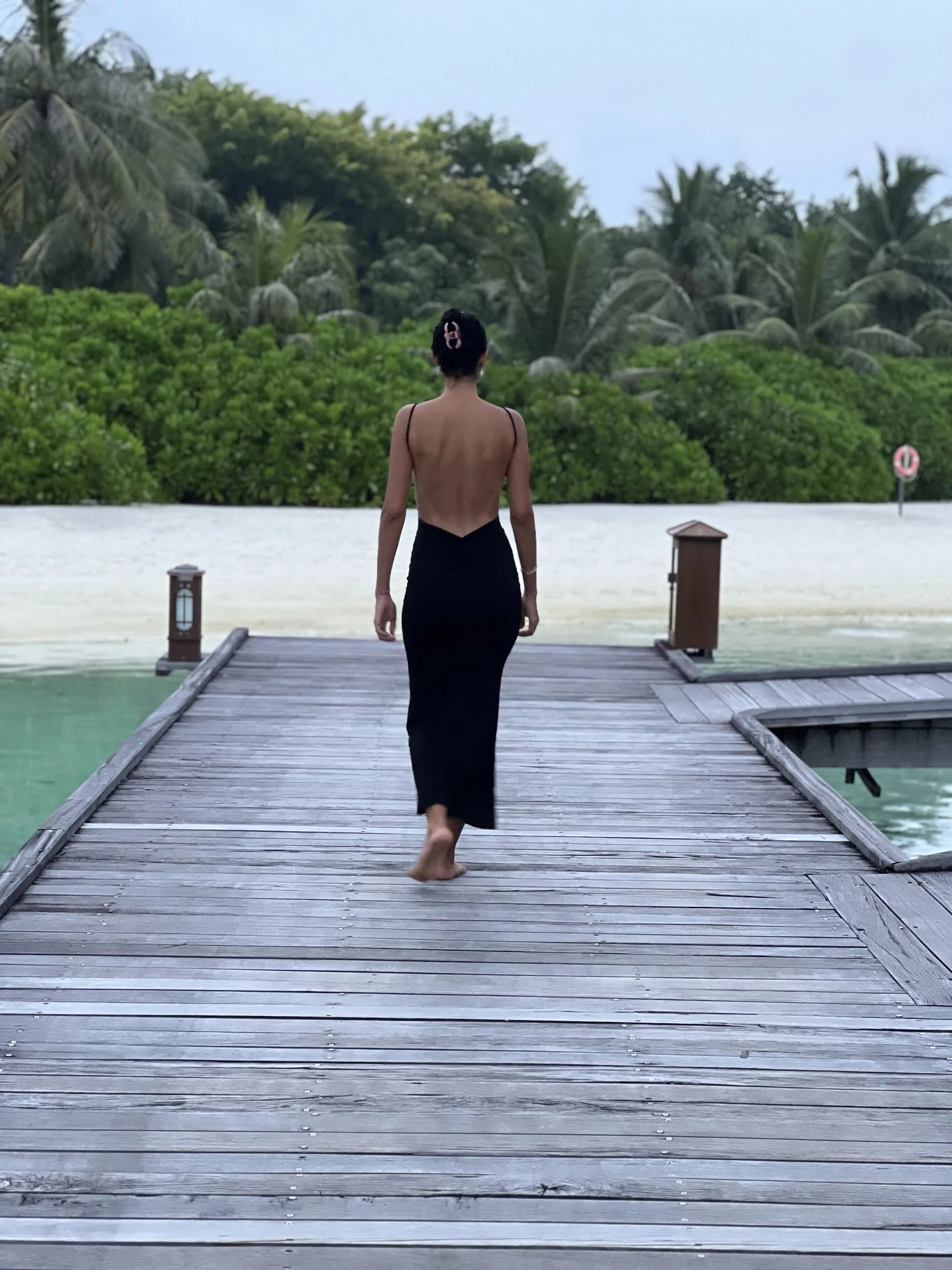 Sophia Hiad marchant vers la mer